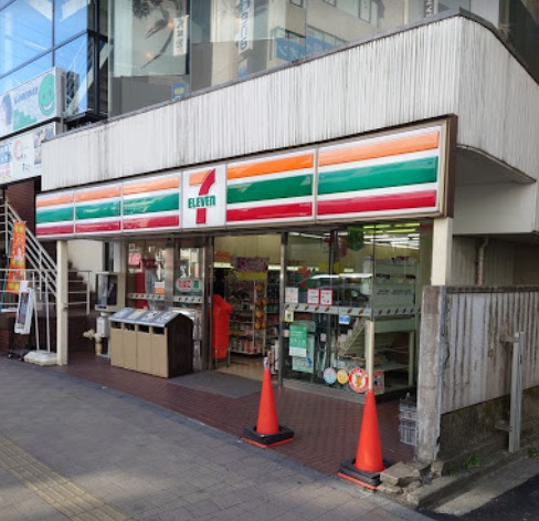 コンビニ　セブンイレブン聖蹟桜ケ丘駅前店（コンビニ）まで613m