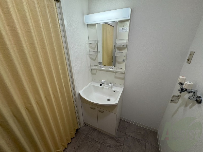 洗面設備　独立洗面台です。大きくてよいですね。シャンプーもできます。