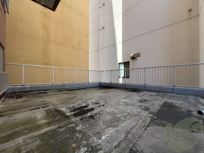 バルコニー　バルコニーです。洗濯物を干すもよし、一息つくもよしですね。