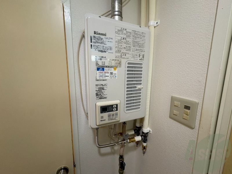 その他設備　給湯器です。操作しやすいパネルになってます。