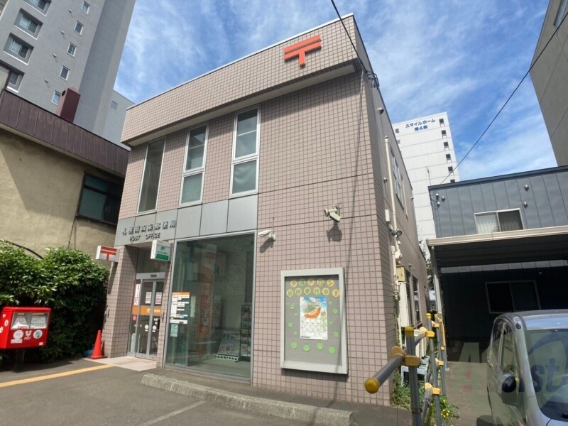 郵便局　札幌南四条郵便局（郵便局）まで147m