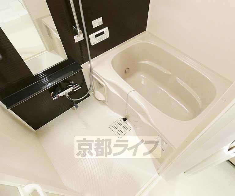 バス・シャワールーム　鏡のついた便利なお風呂