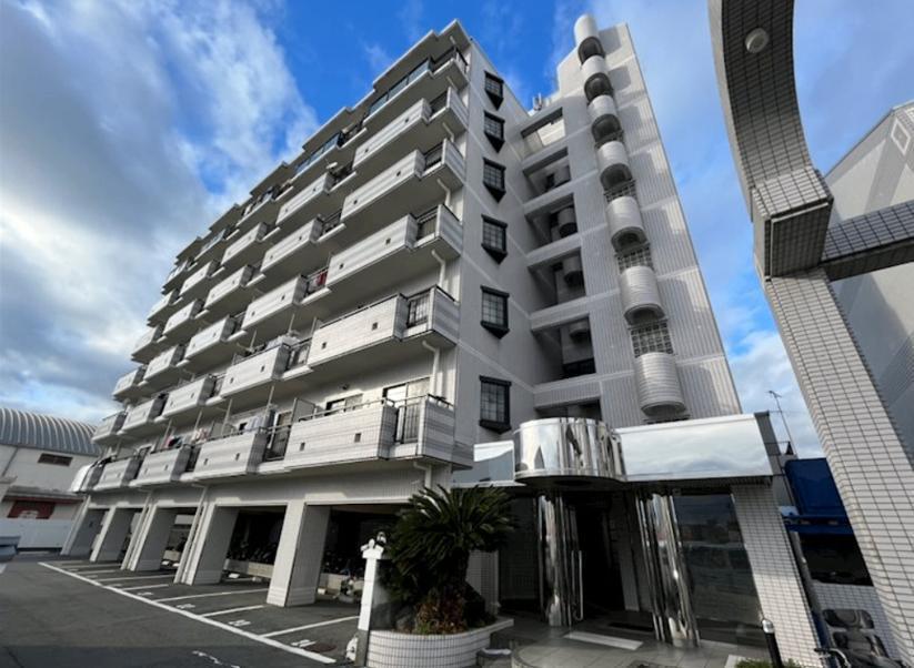 建物外観　７階建ての４階のお部屋。眺望・日当たり良好。エレベーターあり