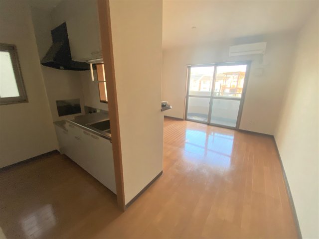 キッチン　別部屋同一間取りのお写真となります。