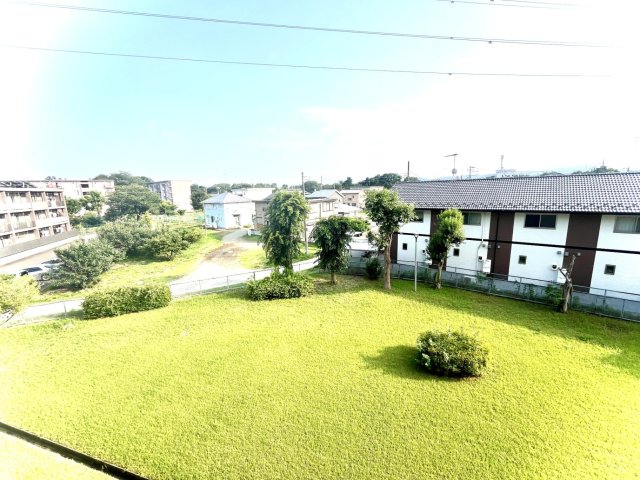 眺望　LDKから望む景色は緑の芝が印象的で気分も落ち着きます