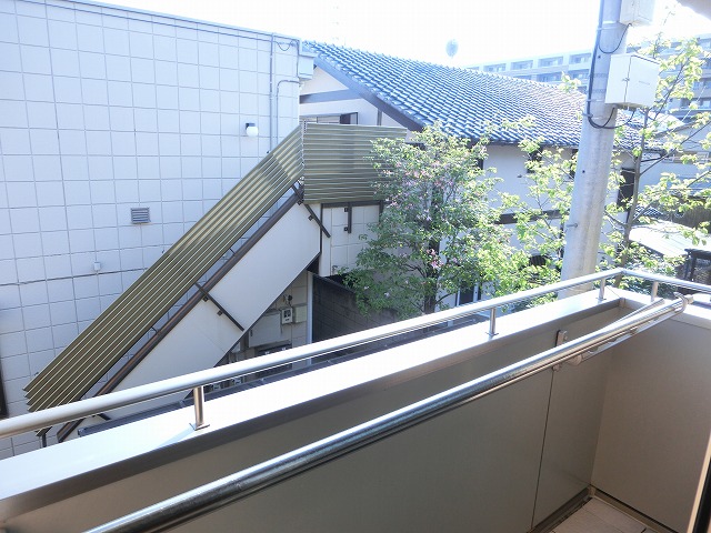 バルコニー　南向きで洗濯物も干しやすいですね。