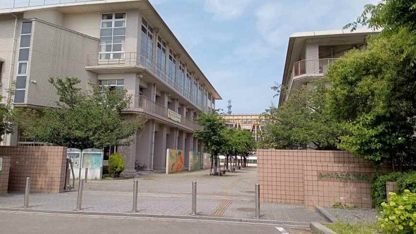 中学校　春日市立中学校春日北中学校（中学校）まで355m