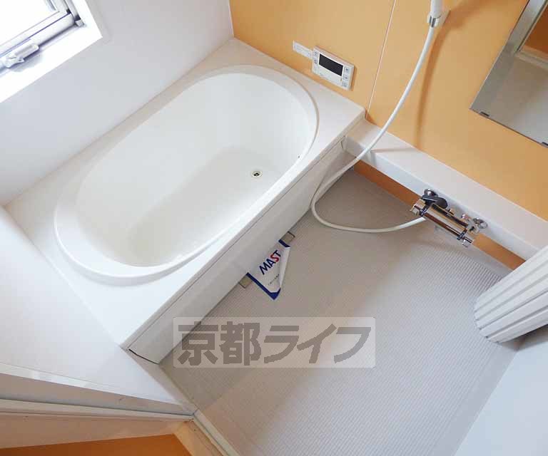 バス・シャワールーム　鏡の付いた便利なお風呂