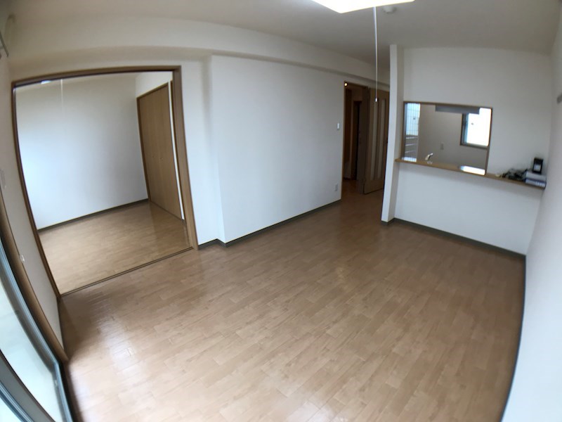 居室・リビング　リビングと洋室の扉を開ければ広いお部屋になります