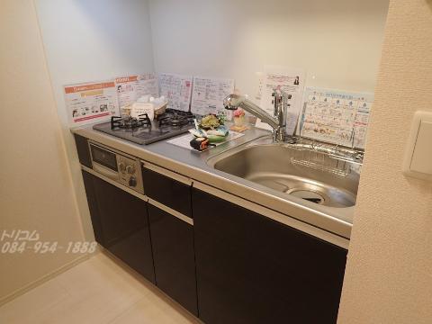 キッチン　ガスコンロとグリル付システムキッチン（イメージ）