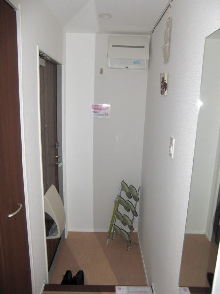 玄関　お出かけする際便利な鏡が付いています。