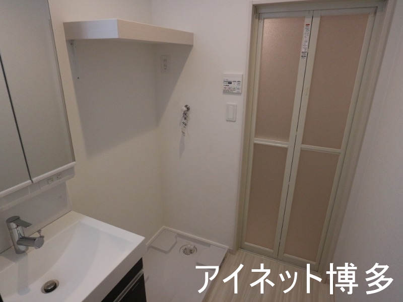 洗面設備　棚もあり、荷物の整理に便利です