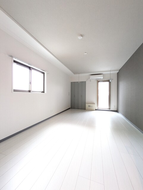 居室・リビング　二面採光のお部屋です