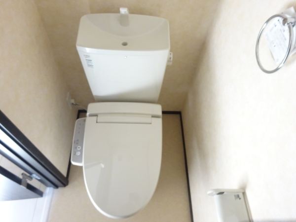 トイレ　温水シャワー付きトイレです