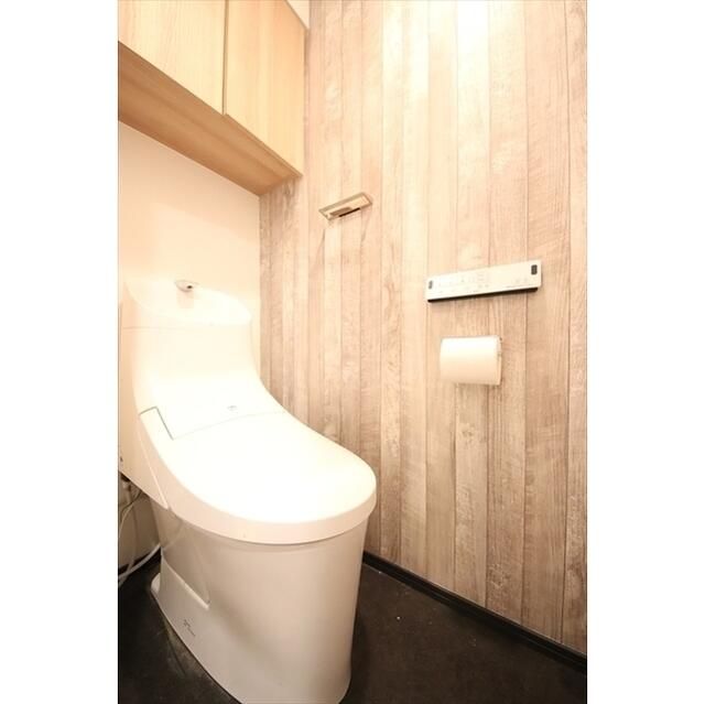 トイレ　落ち着いた色調のトイレです