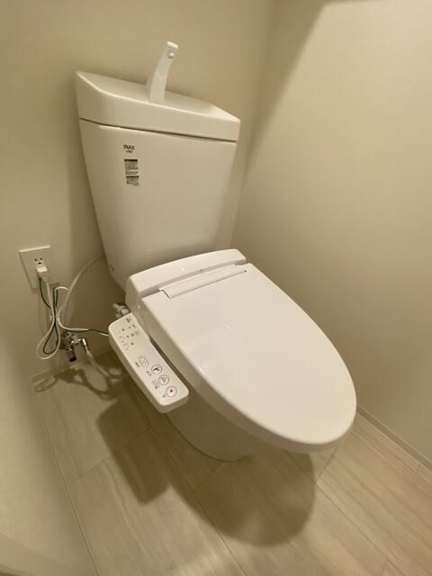 トイレ　落ち着いた色調のトイレです