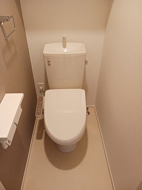 トイレ　シャワートイレ・収納棚あり