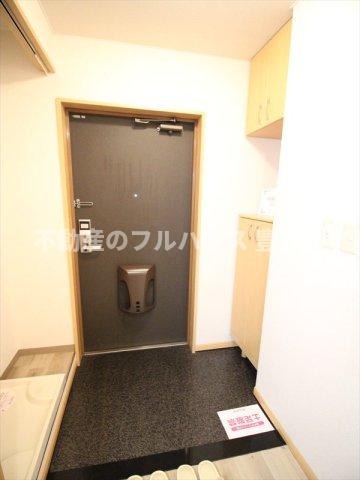 玄関　写真は反転タイプ別室