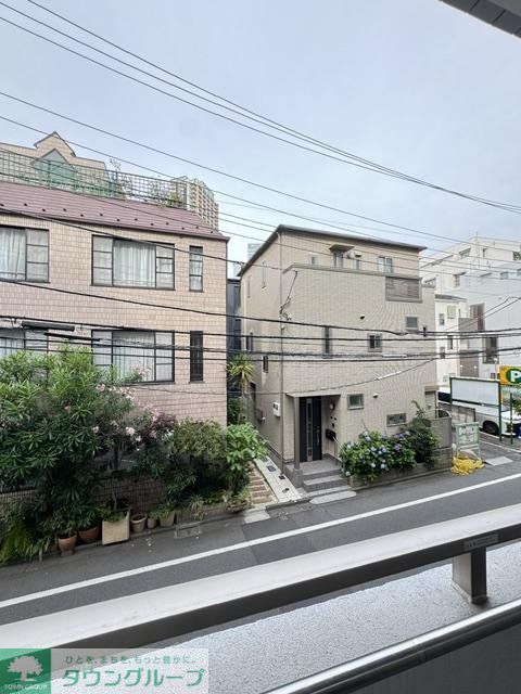 エントランス　★外観はタイル張り★採光面は東向きです★
