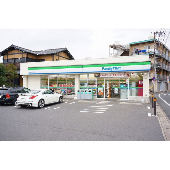 コンビニ　ファミリーマート（コンビニ）まで300m