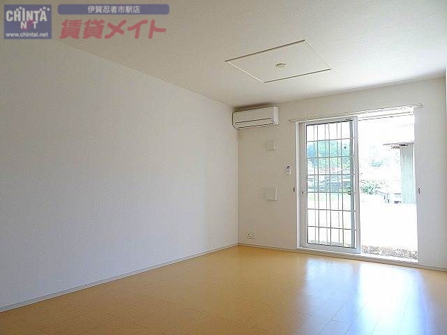 居室・リビング　同物件別部屋の写真です