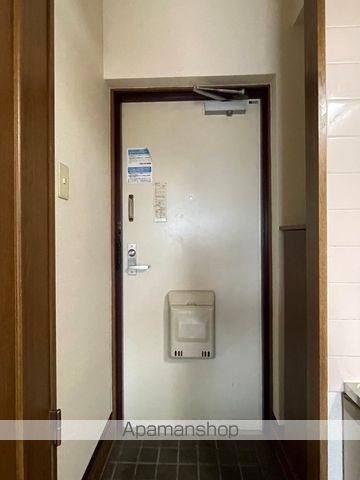ＪＲ東海道本線 浜松駅 バス乗車時間：12分 最寄りバス停で下車 徒歩5分 4階建 築26年の玄関写真