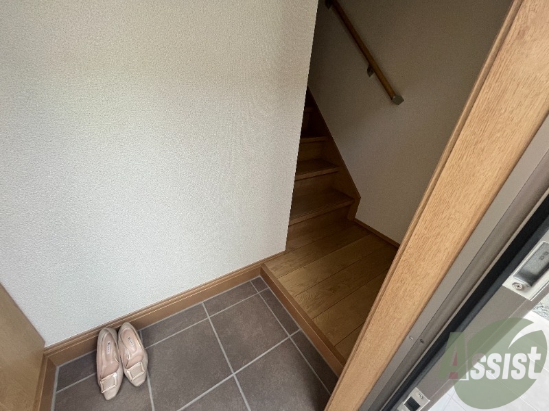 玄関　玄関から撮影しました。明るい印象ですね。