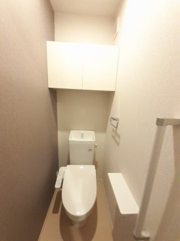 トイレ　落ち着いた色調のトイレです