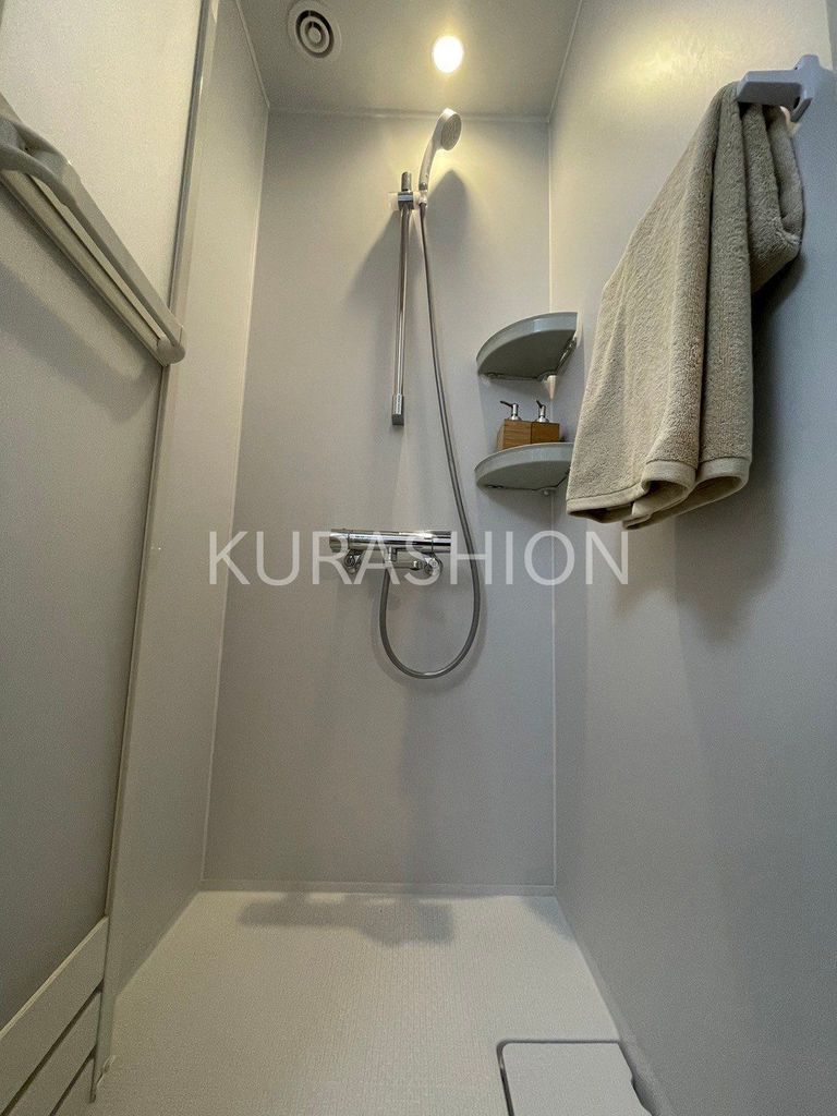 バス・シャワールーム　別部屋の写真になります。