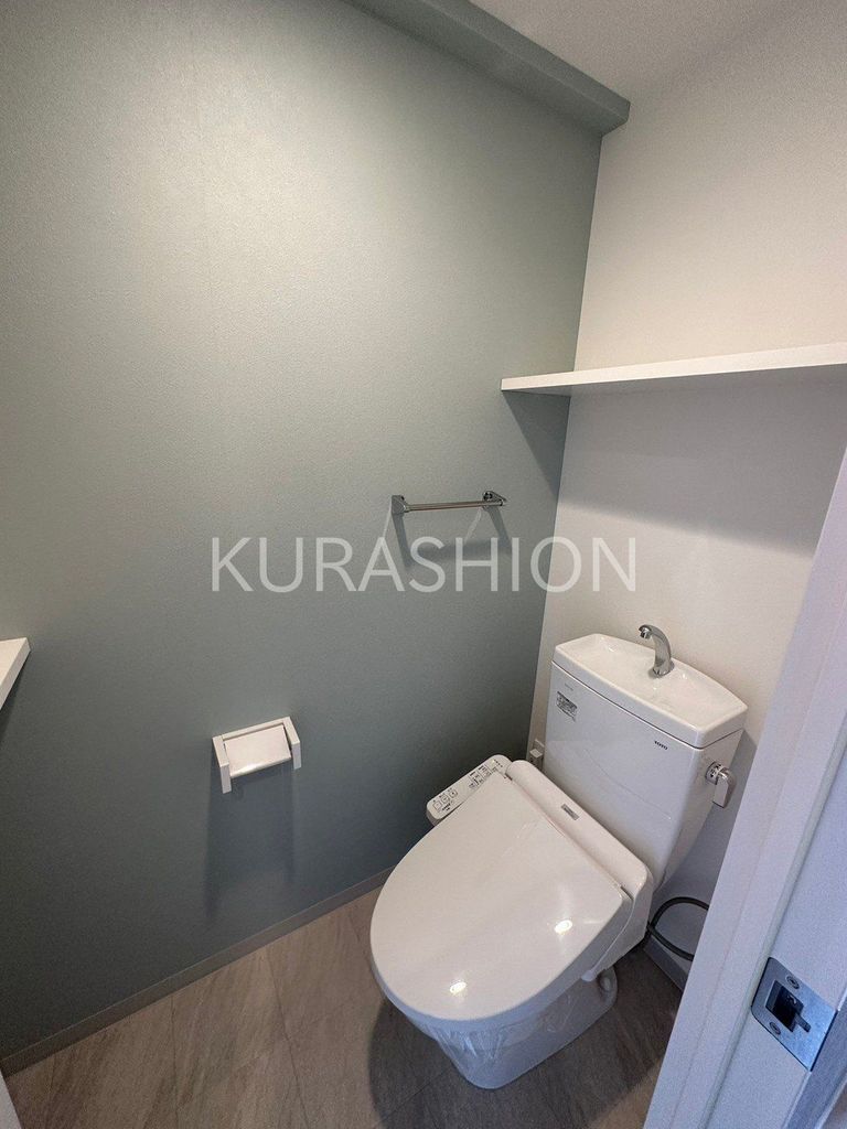 トイレ　別部屋の写真になります。