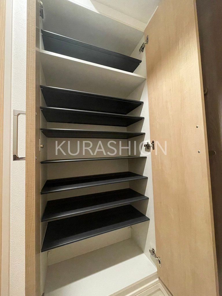 玄関　別部屋の写真になります。