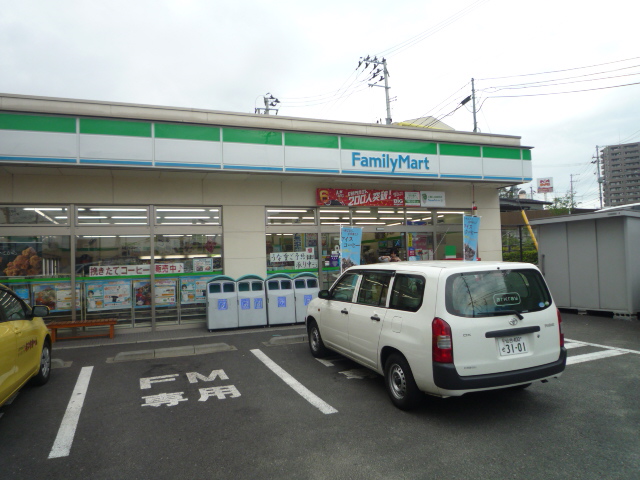 コンビニ　ファミリーマート仙台三百人町店（コンビニ）まで473m