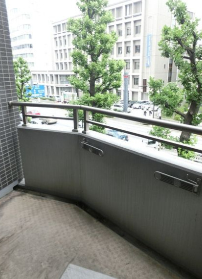バルコニー　別部屋の画像を使用しております。