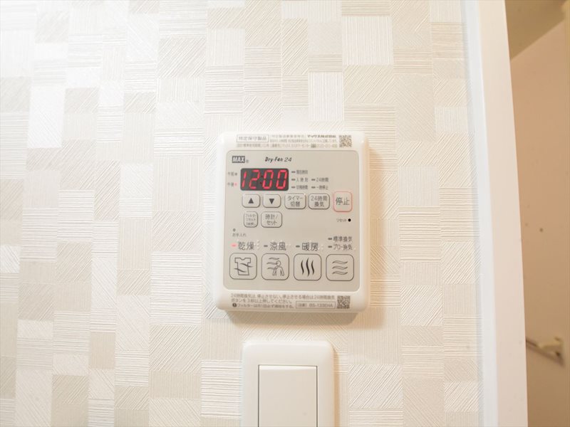 その他設備　浴室暖房乾燥機能付き