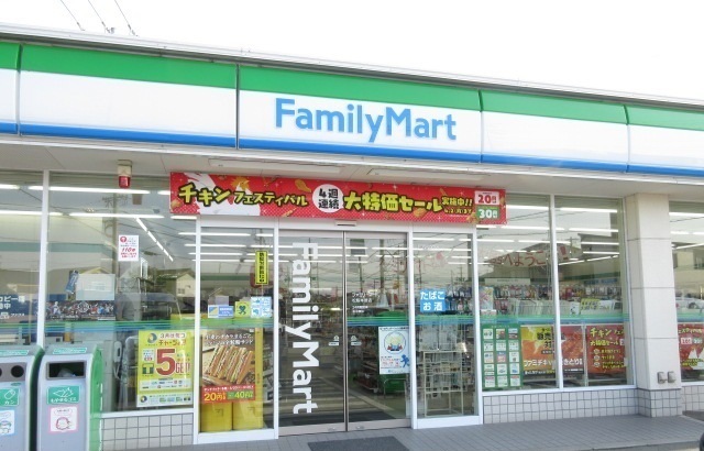 コンビニ　ファミリーマート松阪本居店（コンビニ）まで700m