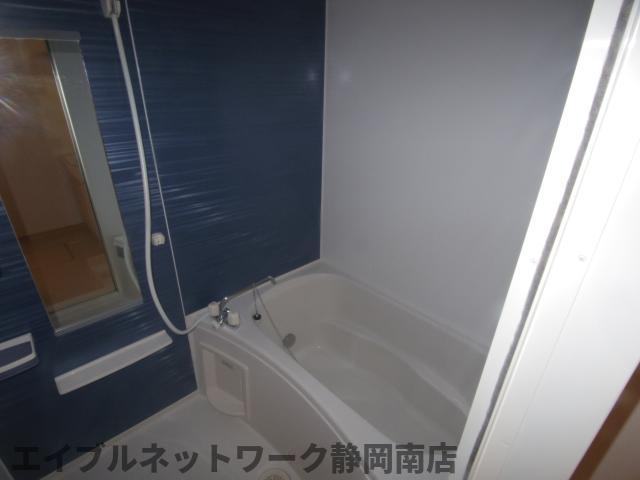 バス・シャワールーム　落ち着いた空間のお風呂です