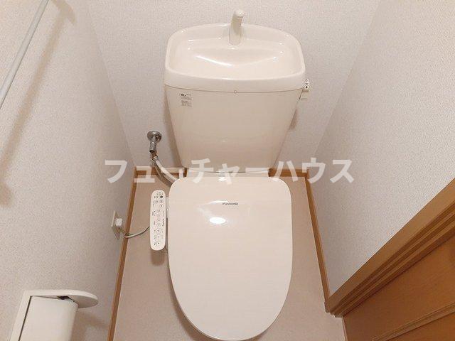 トイレ　落ち着いた色調のトイレです