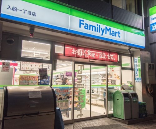 コンビニ　ファミリーマート 入船一丁目店（コンビニ）まで92m