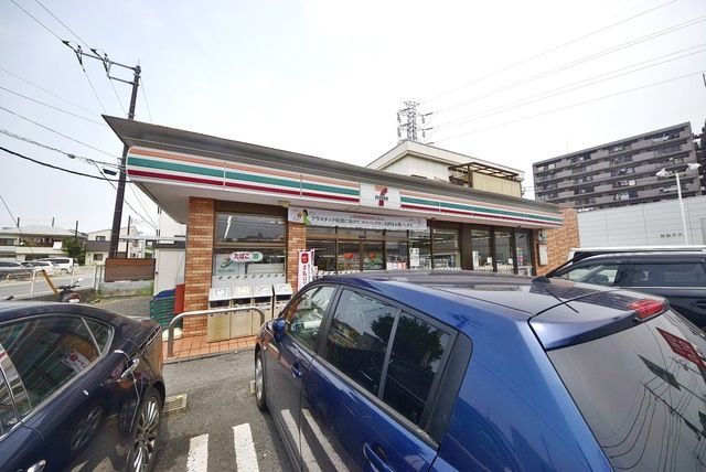 コンビニ　セブンイレブン草加花栗北店（コンビニ）まで876m