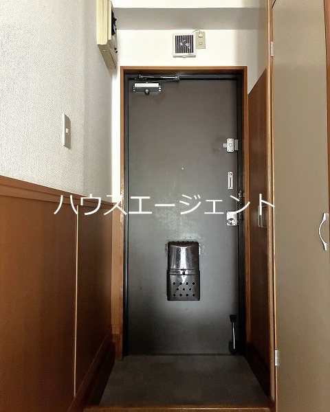 玄関　シューズボックスと収納付き。玄関広めでスッキリしています。