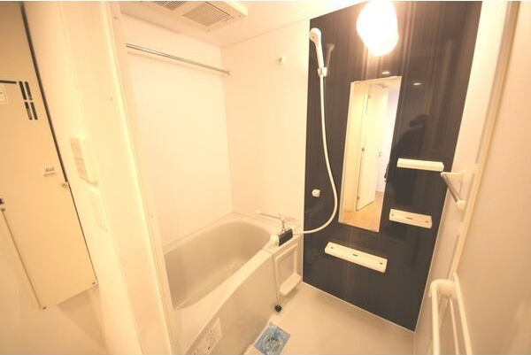 バス・シャワールーム　※写真は同じマンションの違う部屋のものになります。