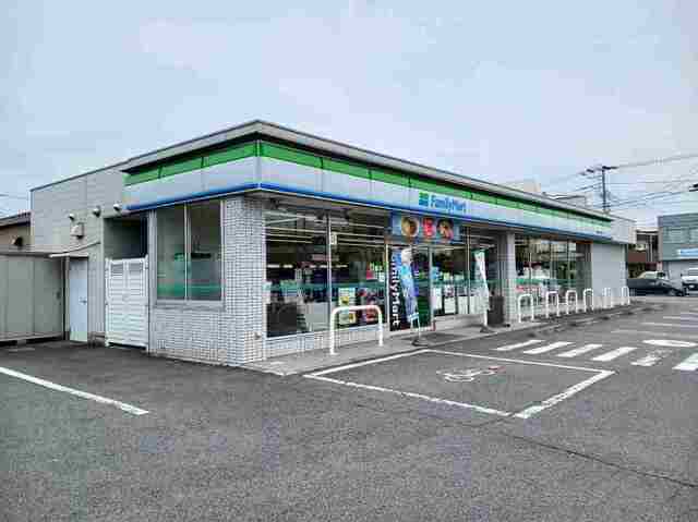コンビニ　ファミリーマート（コンビニ）まで110m