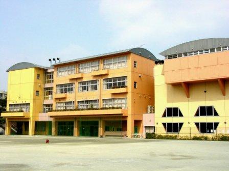 中学校　世田谷区立東深沢中学校（中学校）まで843m