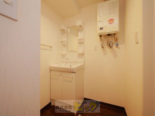 洗面設備　シャワー付き洗面台です♪