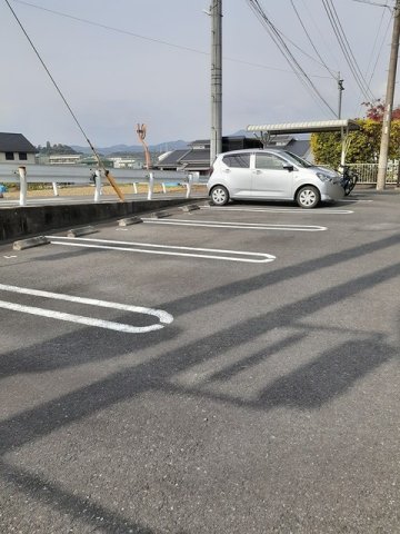 駐車場　駐車場があるので、車を買う予定の方も安心です
