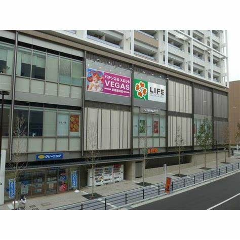 スーパー　ライフ 京急駅前店（スーパー）まで290m