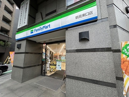 コンビニ　ファミリーマート 鶴見東口店（コンビニ）まで242m