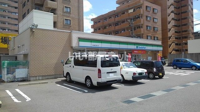 コンビニ　ファミリーマート金沢諸江通り店（コンビニ）まで561m
