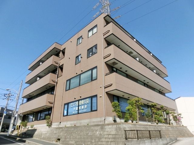 建物外観　高台にあるので眺めが良いですよ。