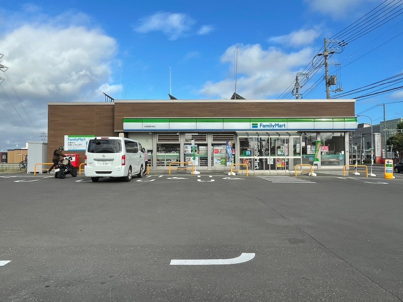 コンビニ　ファミリーマート札幌稲穂2条店（コンビニ）まで874m